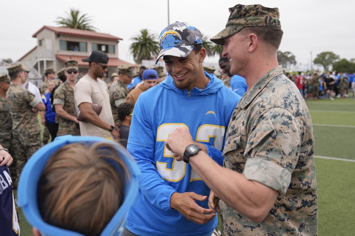 Perjalanan Chargers ke Camp Pendleton memiliki makna tambahan bagi Fox, Gilman, dan Harbaugh